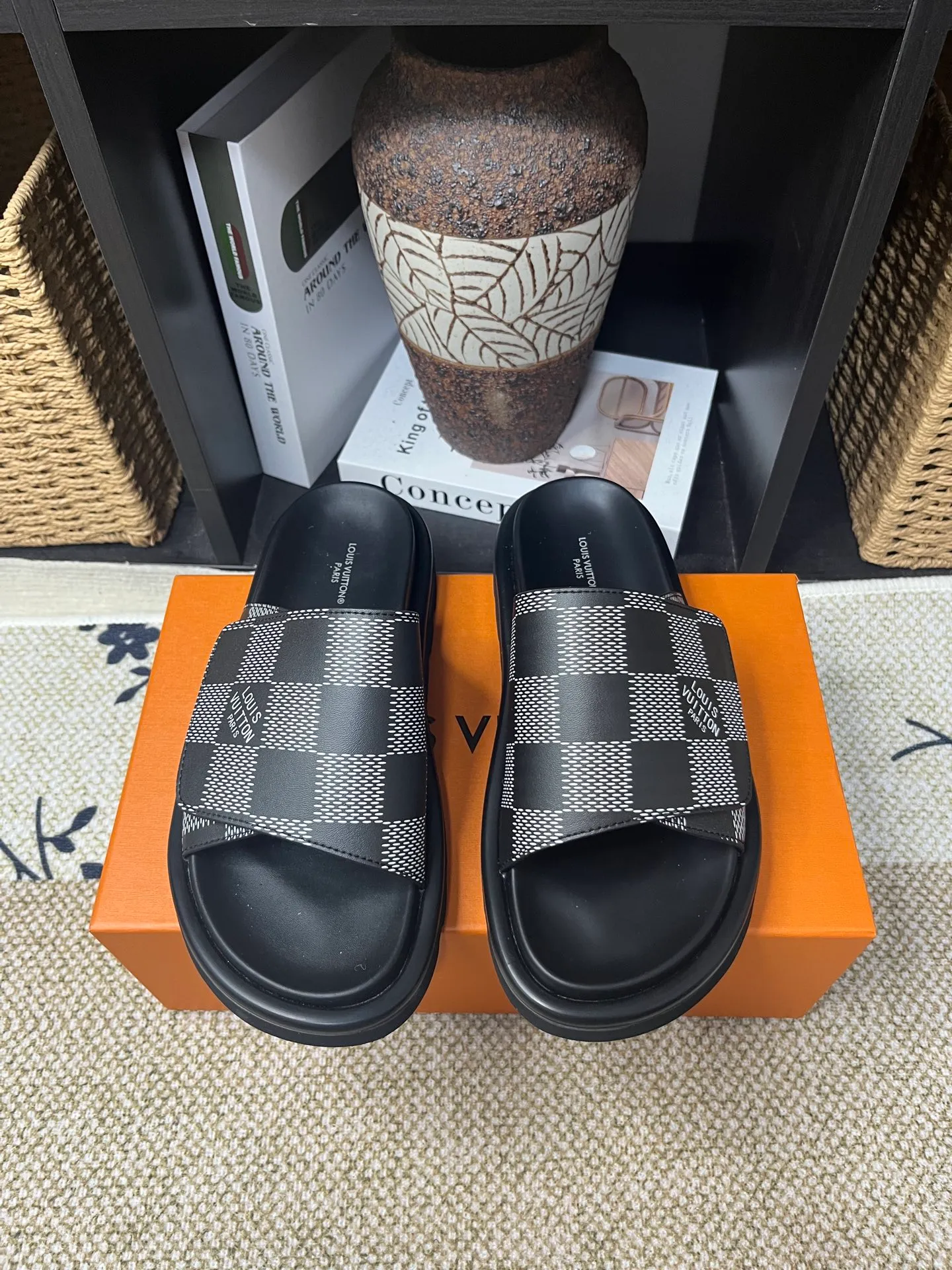 P340 [New Style] [LOUIS VUITTON] Louis Vuitton, LV printing, men's and women's slippers are now on the market, packed in drawer boxes with cloth bags and cards, the upper pattern looks very soft and waxy, and is a super versatile leg slimming tool. Fabric: imported denim/canvas/old fabric, LV hardware LOGO, official website pattern printing, comfortable to wear, feet: high-elastic PU water table. Sole: foam sole, heel height: about 5cm. Code number: 35-46, 35, 45, 46 are custom-made and non-returnable. Color: multiple colors and styles available.
